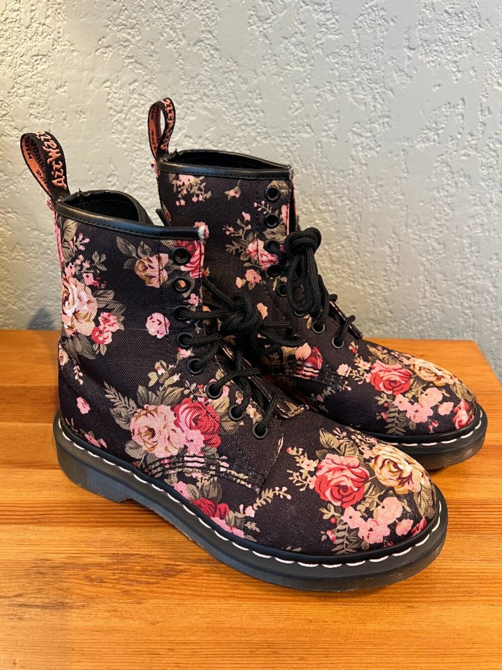 Dr. Martens Floral 8 hole
